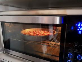 9.	烤箱预热，上下火，中层，195度烤15分钟左右，