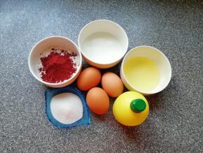 先来做戚风蛋糕胚。
 准备好食材并称好重量，红曲粉和低筋面粉混合均匀。