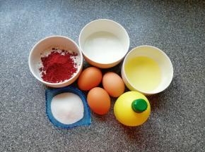 先来做戚风蛋糕胚。
 准备好食材并称好重量，红曲粉和低筋面粉混合均匀。