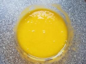 蛋清先放在一边，用手动打蛋器把蛋黄搅打均匀。