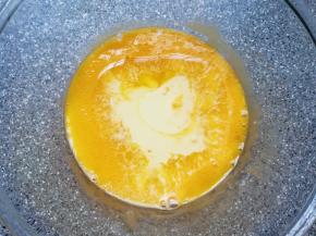 加入牛奶和玉米油，搅打至蛋黄、牛奶和玉米油完全融合。