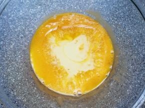 加入牛奶和玉米油，搅打至蛋黄、牛奶和玉米油完全融合。