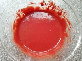 搅动至无干粉无颗粒，食材完全融合(如图），放在一边备用。