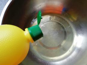 蛋清里面加入几滴柠檬汁，用电动打蛋器打发至粗泡状。