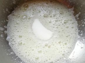 加入三分之一的细砂糖。