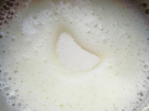  低速打发至泡沫细腻，第二次加入三分之一的细砂糖。