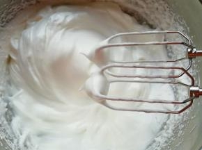 高速打发至提起打蛋器，打蛋器上的尖角坚挺竖立不弯。