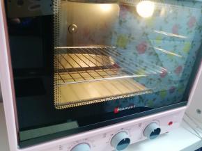  烤箱上下管150度预热。