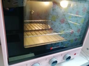  烤箱上下管150度预热。