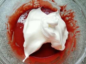 打发好的蛋白分成三份，取中间的三分之一加入到蛋黄糊里面，用硅胶刮刀采用切拌和翻拌的方法混合均匀。