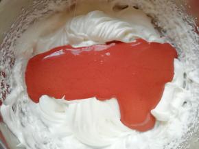 再把混合好的蛋黄糊倒回到剩下的三分之二蛋白里面，以同样的手法继续混合均匀。