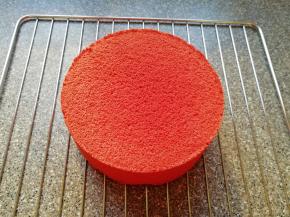  完整脱模的戚风蛋糕。