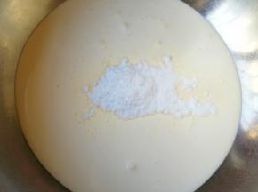 淡奶油倒入打蛋盆里，加入糖粉。