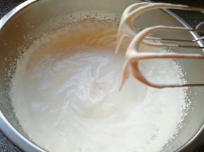 用电动打蛋器打发至7分发（即提起打蛋器，奶油挂在打蛋头上，欲落但是又落不下的样子，如图）。