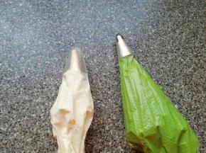 剩下的淡奶油继续打发至9分发，取一个裱花袋装入小号圆孔裱花嘴，装入一小部分白色的奶油备用，将剩下的奶油加入绿色的色素，调出圣诞树的颜色，另外取一个裱花袋装入小号八齿裱花嘴，装入绿色的奶油备用。