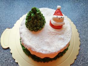 将另外一颗草莓做一个圣诞老人放在蛋糕的另一边。具体做法是：草莓底部削平，从三分之二处切开，下半部分固定在蛋糕的另一边，做圣诞老人的身体，中间挤上白色的奶油，做圣诞老人的脸部，上半部分放在奶油上做圣诞老人的帽子，用黑芝麻做圣诞老人的眼睛和嘴。