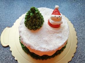 将另外一颗草莓做一个圣诞老人放在蛋糕的另一边。具体做法是：草莓底部削平，从三分之二处切开，下半部分固定在蛋糕的另一边，做圣诞老人的身体，中间挤上白色的奶油，做圣诞老人的脸部，上半部分放在奶油上做圣诞老人的帽子，用黑芝麻做圣诞老人的眼睛和嘴。