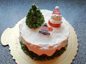 插上装饰卡片，给圣诞树和圣诞老人上面均匀的撒上一些椰蓉，圣诞奶油蛋糕就完成了。