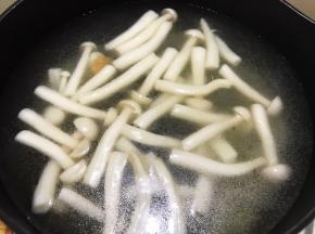 加入清水，煮开后再煮2分钟