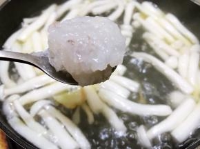 用勺子把虾滑团成丸子，放入汤里