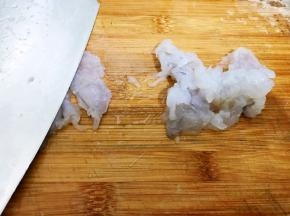 虾仁解冻洗净后去除虾线，用刀面压扁