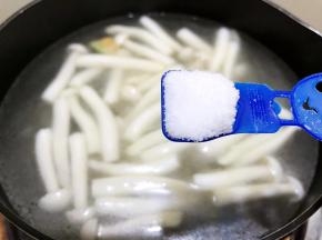 加入盐调味