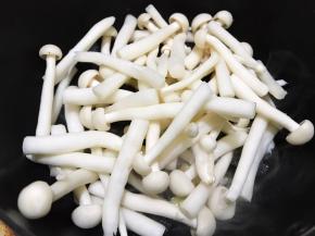 倒入海鲜菇翻炒一下