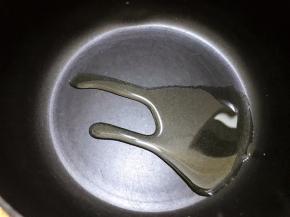 锅里倒入少许油