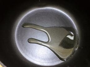 锅里倒入少许油