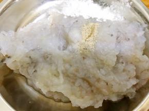 加入少许盐，淀粉，胡椒粉，蛋清搅拌上劲