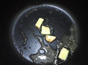 加入姜片爆香