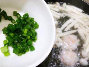 煮一分钟虾滑浮起，出锅前撒上葱花