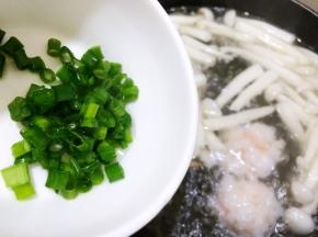 煮一分钟虾滑浮起，出锅前撒上葱花