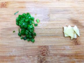 生姜切片，葱切葱花