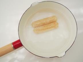 锅中备凉水，水开后将秘鲁飞鱼籽肠放入，煮约5分钟左右煮熟