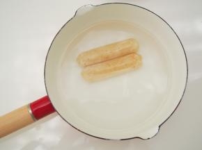锅中备凉水，水开后将秘鲁飞鱼籽肠放入，煮约5分钟左右煮熟