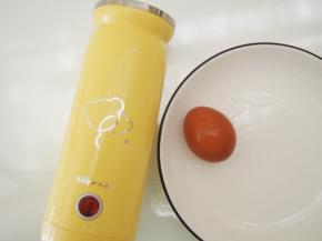 蛋卷机中刷薄薄一层油