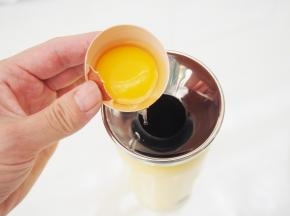 鸡蛋磕入蛋卷机中，略微搅散