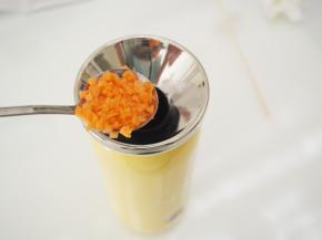 胡萝卜切碎，加入蛋卷机中