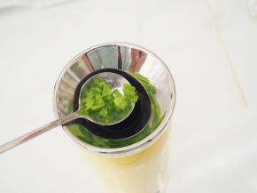 青椒切碎，加入蛋卷机中