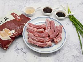 准备肋排一斤、蚝油、生抽、排骨调味料、甘汁园纯正红糖、香葱、生姜。