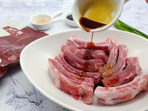 新鲜的肋排加生抽两勺。