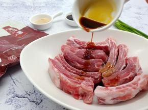 新鲜的肋排加生抽两勺。