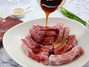 蚝油两勺（重口味可以再加一勺）以及红糖两勺。