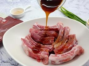 蚝油两勺（重口味可以再加一勺）以及红糖两勺。