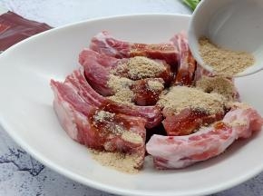 均匀地撒上排骨烧烤料。