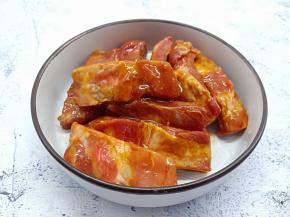 带上一次性手套、给每根肋排按摩一番。