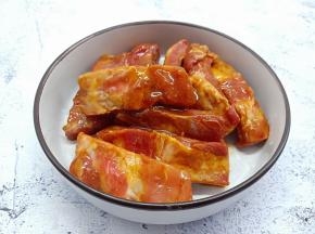 带上一次性手套、给每根肋排按摩一番。