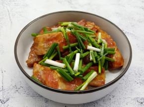 再撒点香葱与姜片，腌制一夜再烤更加入味。