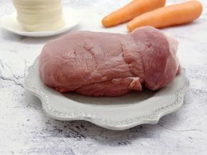 猪肉喜欢选瘦的不带筋的、胡萝卜两根。